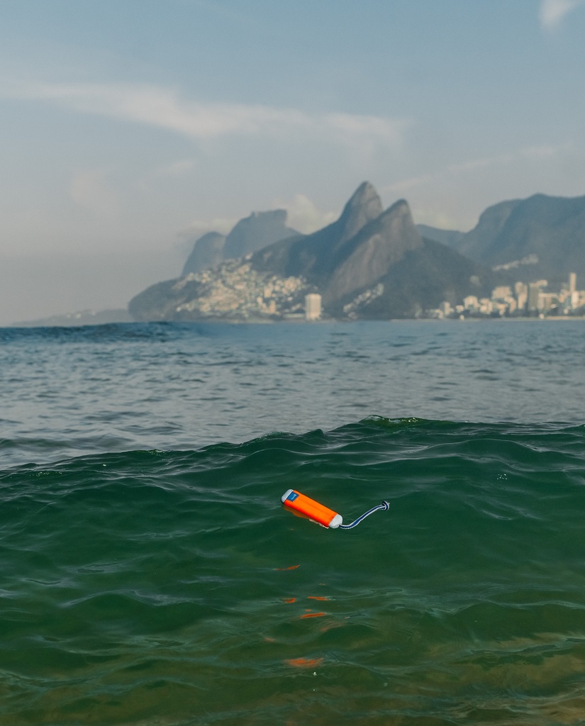AMPHIBIOUS BUMPER - FLUTUANDO NO MAR.jpg