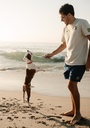 Chuckit Tradicional - cao pulando na praia