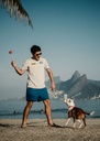 Chuckit Tradicional - uso na praia com o cao
